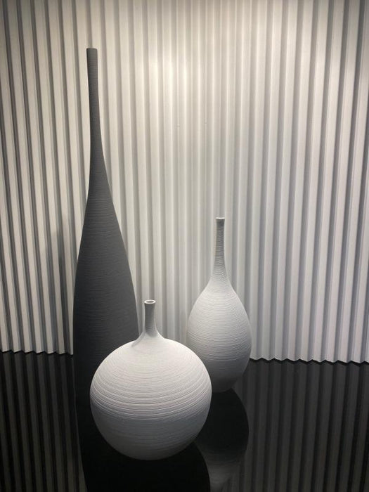 Alma - Minimalistic Handmade Ceramic Vase — customer photo by Clara V.